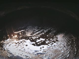 11、越南春卷 春天的小清新,平底锅内放抹一层油，小火加热