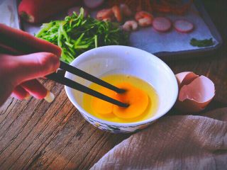 10、越南春卷 春天的小清新,鸡蛋放入碗中打散