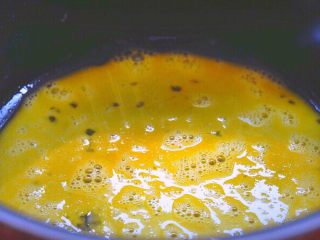 12、越南春卷 春天的小清新,倒入鸡蛋液，用画圈的方式晃动锅，摊成蛋饼