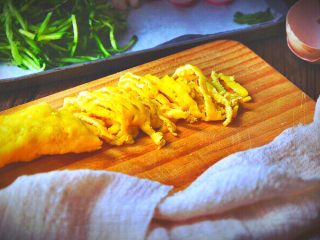 13、越南春卷 春天的小清新,摊好的蛋饼卷成一条，切成丝备用