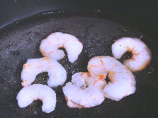 14、越南春卷 春天的小清新,虾仁放入水中，煮熟后捞出备用