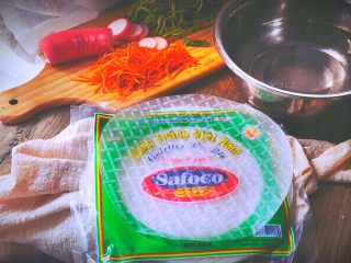 15、越南春卷 春天的小清新,取出一张春卷皮