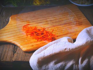 16、越南春卷 春天的小清新,将皮放在板上，依次放上胡萝卜丝