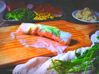 22、越南春卷 春天的小清新,将两边的皮向内折一下