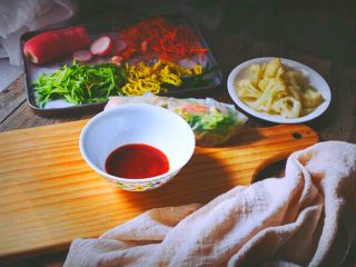 23、越南春卷 春天的小清新,调制酱料: 泰式甜辣酱放入碗中