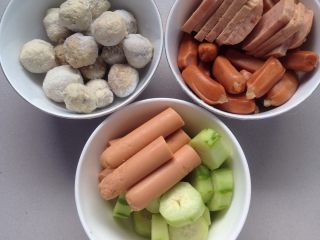 1、麻辣香锅（简单版）,备料：丸子一碗，午餐肉切片，脆皮肠一端切口，黄瓜切块，玉米肠切两节。放碗里备用！