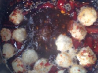 3、麻辣香锅（简单版）,先放丸子，把丸子煮熟。