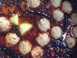 4、麻辣香锅（简单版）,在放其它材料，易熟的，再次涨开。就可以起锅了。喜欢熟点可以多煮2分钟。