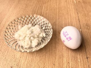1、金菊西米寿司,将米饭和西米混合好放入小碟。准备好新鲜鸡蛋。