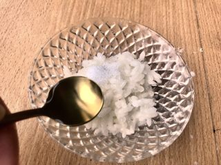 3、金菊西米寿司,放入1调料勺的寿司醋。和糖的比例是1:1。不要轻易改动调味比例。