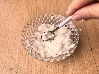 4、金菊西米寿司,切饭。从中间切开然后轻轻划向两侧边缘，将切好的米松松放在上侧。跟蛋糕的切拌有异曲同工的效果。