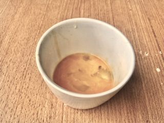 5、金菊西米寿司,在一个小碗中磕入鸡蛋。随意磕，只要里面不会有蛋壳就行。