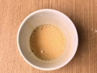 6、金菊西米寿司,将鸡蛋打散，越散越好，有时间不怕累讲究口感请打1000下，颜色变浅，口感会完全不一样。