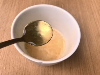 8、金菊西米寿司,1调料勺的米醋，搅拌均匀。