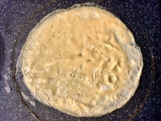 10、金菊西米寿司,将凝固的蛋皮放在砧板上放凉，约2分钟即可。可以看到蛋皮薄且嫩。