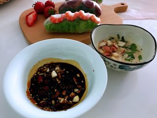 7、营养早餐天天不重样,酱油中加入柠檬汁,大蒜碎,小米椒。