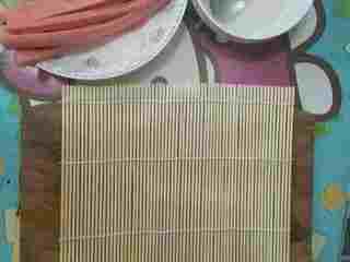 1、简易寿司,自制寿司醋盐，白糖，香醋1:2:2比例，黄瓜，王中王火腿分别切条~