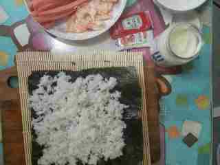 2、简易寿司,大虾去掉黑线，米饭均匀涂到帘子上，注意不要全涂满，留五分一，之后将大虾，黄瓜条，火腿条整齐的放到米饭那一端，用竹帘开卷~????~