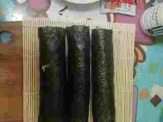 3、简易寿司,用帘子，一节一节卷，不要把帘子卷进去哦，尽量卷紧实点，方便切割~