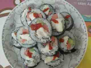 4、简易寿司,摆盘，涂上沙拉和番茄酱，叮叮叮叮，美味的寿司做好啦????????~   各位看官是不是都蠢蠢欲动了呢，动手做起来????????~