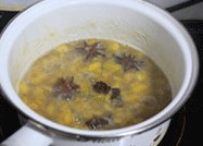 3、八角红糖香蕉果酱,小火熬煮，至香蕉软烂浓稠