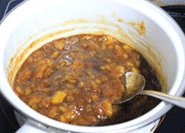 4、八角红糖香蕉果酱,取出八角，加入红糖，搅拌均匀