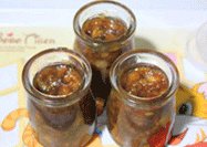 5、八角红糖香蕉果酱,继续熬煮5分钟即好，趁热装入消毒的密封瓶中保存