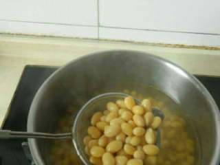 1、自制炸酱面,黄豆浸泡后煮熟备用。