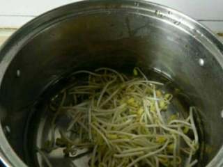 2、自制炸酱面,黄豆芽焯烫熟捞出备用。