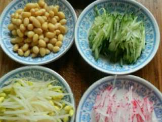 3、自制炸酱面,水萝卜 黄瓜切丝,蒜切末,菜码放入盘中备用。