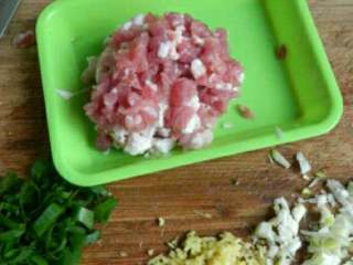 4、自制炸酱面,五花肉去皮切丁,葱姜切碎。