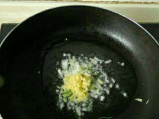 5、自制炸酱面,炒锅倒油爆香葱花和姜末。