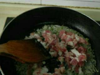 6、自制炸酱面,放入肉丁加料酒翻炒。