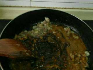 7、自制炸酱面,加黄酱和甜面酱翻炒,添适量水熬煮。