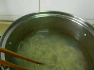 10、自制炸酱面,锅中水烧开放入面条煮熟,过凉。