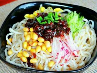 11、自制炸酱面,盛入碗中放入炸好的酱和配菜,拌匀即可!