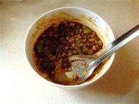 1、另类美味煎饼,做拌料，两勺豆瓣酱加一勺生抽，加三五滴香油，搅拌均匀加入青椒末、黄瓜末