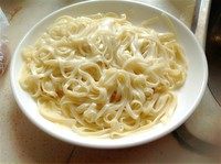 2、另类美味煎饼,挂面下至七成熟，捞出放三五滴色拉油，搅拌均匀