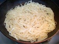 4、另类美味煎饼,放入挂面，小火煎两分钟