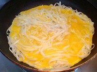 5、另类美味煎饼,鸡蛋放到碗里搅匀，均匀到入面条里，小火慢煎至底面焦脆