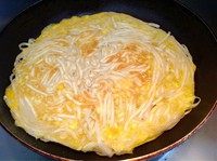 6、另类美味煎饼,表面刷油，翻过煎饼继续煎另一面，煎好后再反过来