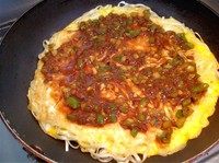 7、另类美味煎饼,把调好的酱料均匀抹在饼上