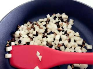 1、宝宝辅食：芋头香菇炊饭,热锅，少许油，下香菇和芋头翻炒至表面有点变色，小芽中火大概翻炒了3分钟左右。