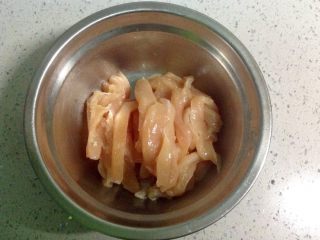 1、暖萌甜咖喱鸡肉卷饼,鸡胸肉洗净，切成条状。