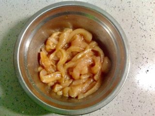 2、暖萌甜咖喱鸡肉卷饼,在鸡肉中加入料酒、生抽、糖、盐，用手抓匀，腌制片刻。