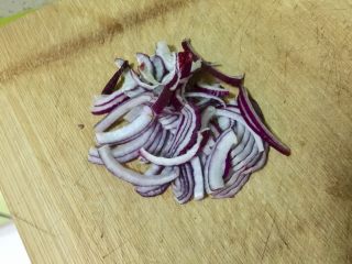 3、暖萌甜咖喱鸡肉卷饼,洋葱切丝备用。