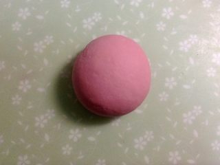 4、暖萌甜咖喱鸡肉卷饼,面粉里加入热水和盐，揉成光滑不粘手的柔软面团。不同的面粉吸水量不同，根据实际情况调节水量。