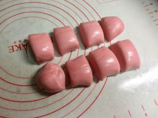 5、暖萌甜咖喱鸡肉卷饼,在揉面台上抹一点油防粘，把面团揉成长条，再平均分成8个剂子。