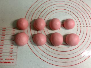 6、暖萌甜咖喱鸡肉卷饼,把八个剂子揉圆，盖上保鲜膜松弛20分钟。