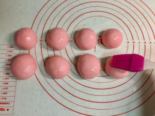 7、暖萌甜咖喱鸡肉卷饼,松弛好之后，在面团上刷一层油。